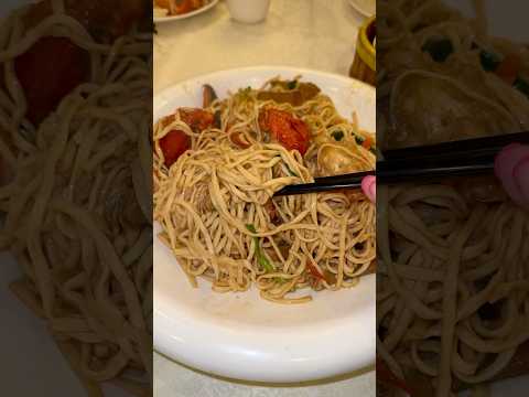 chinese e-fu noodles & fried lobster🤤 #shorts #foodie #yummy #chinesefood #noodles #lobster #foryou