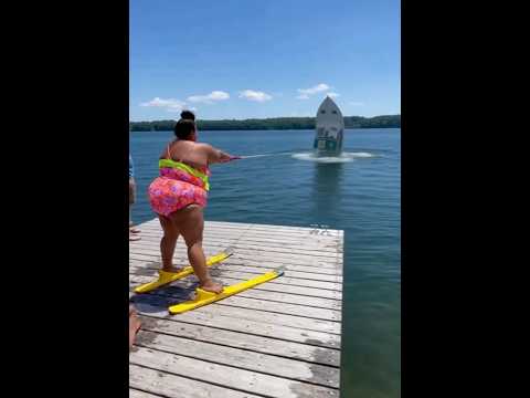 The boat tried… and failed 😁 #FunnyVideo #BoatFail #StrongWoman #ComedyShorts #EpicFail