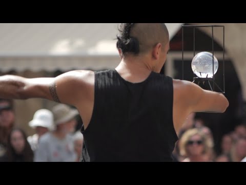 Performance de Jonglage d'illusion - Contact Juggling et Buugengs par La Penacho Cie