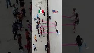Instalación artística "Teeter-Totter Wall" creada por el estudio de arquitectura Rael San Fratello