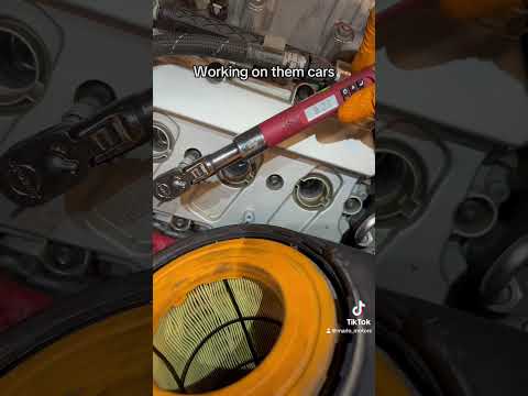 TURNING THEM WRENCHES #technician #cartechtrends #mercedes