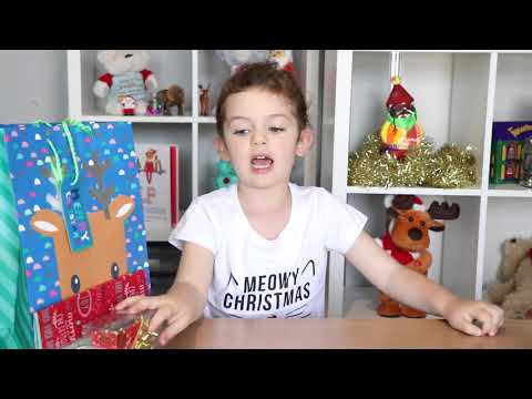 KIDS VLOGMAS DAY 15: Wrapping our presents