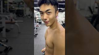肌肉男被摸肌肉後看似不滿，實質非常享受！