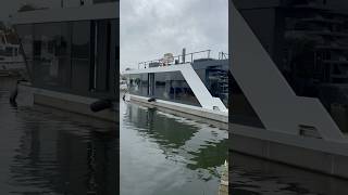 Fully electric #SolarYacht 90e docking🛥 #solarboat #yacht #superyacht #electricboat #houseboatyacht