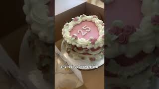 What a super cute and trendy Vintage Cake! #vintage #caketrends #cakeinspo