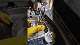 washing utensils asmr 🧽💦🧤😎 #lifehackvideo #cleaningyoutube #barrandhotyhovyvlog #utensilsleaning
