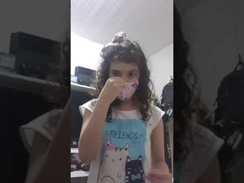 Minha priminha apresentando o Tiktok dela.