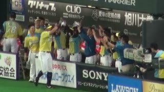 170429 ファイターズ移籍後初ホームランを打った大田泰示を笑顔で迎えるナイン