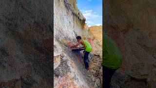 The process of finding gold | finding gold in bedrock fragments #goldhunter #golddiscovery #gold