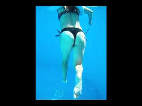 underthewater in girl bikin 2012