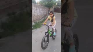 Girl  साइकिल  stunt सीखना चाहती है 🙏 tips दीजिए #shorts