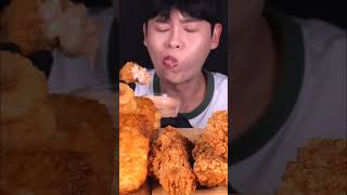 치즈 소스 곁들인 바삭한 프라이드 치킨