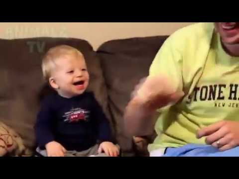 犬のコンパイルでヒステリックに笑っている面白い赤ちゃん 笑わないようにしてください