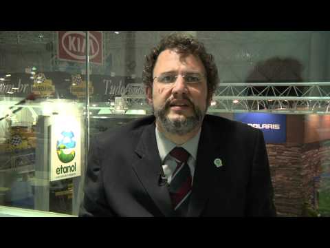 Marcos Jank introduces a case discussing sustainability issues in the Brazilian Sugarcane Industry