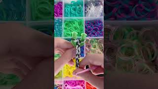 how to make white and black loom band bracelet #loombands #diy #howtomake