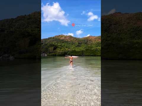 🌴✨ Walking on water between two emerald shores. Snake Island in El Nido 🐍💙 #IslandEscape