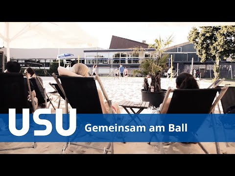 USU-Mitarbeiter gemeinsam am Ball