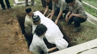 Satan's Slaves (2017) Film Explained in Hindi/Urdu | Horror Satan's Slaves Story Summary हिन्दी