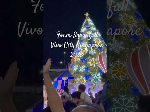 Foam snow fall at Vivo city 🇸🇬 #christmas #singaporevlog #snowfall #singaporeexplore #vivocity