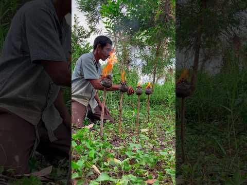 Survival skills bushcraft 🪵🔥: the technique of lighting a fire to light up the night#shorts