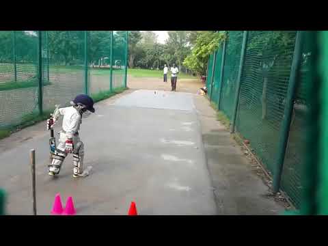 A 4 year old boy playing Cricket😍 its is a magic Boy