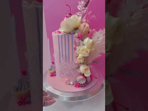 Isn’t this the cutest cake ever… who wants the full video of creating this cute retro cake???