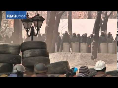 Ukraine streets resemble warzone as protesters clash with police