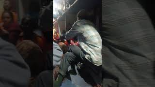 view acha hai na 🤣 #reallifefight #unscriptedmoments  #trainincident #fightgoneviral