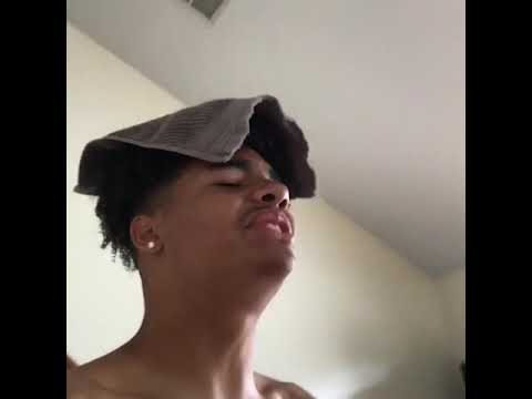 Dad catches his son yeeting his meat to his yearbook photos (@jaygotthewater)