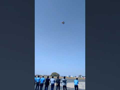 An Indian Air Force Sukhoi Su-30MKI performs a sharp turn at Aero India. #india #russia #aviation
