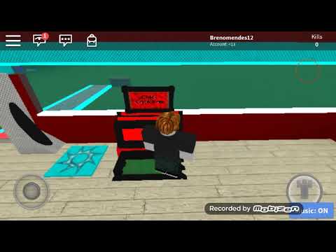 jogando Roblox no celular