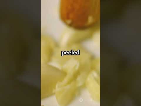 The Fastest Way to Peel Garlic You Need to Try!🧄 #GarlicHack #CookingTips #KitchenShorts #Foodie