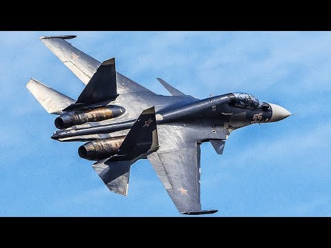 Su-30 fantastic manoeuvre, plane «looked inside» transport Il-76 (VIDEO)