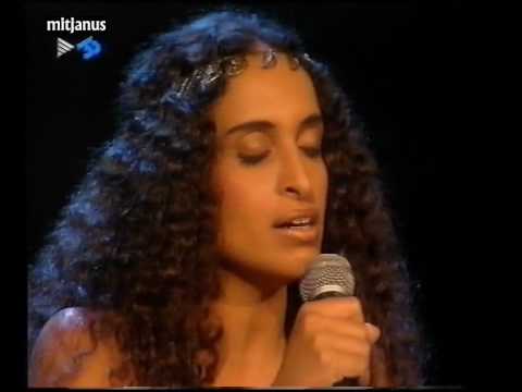 Noa 'Beautiful that way' & 'Long coat in winter' (live)