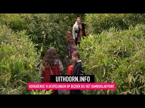 Oekraïense vluchtelingen op bezoek bij het bamboelabyrint Nirwana