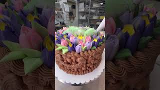 #Cakedecorator #hanswestermark #cakedecorating #customcake #cake #flowers #lizard  #happybirthday