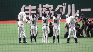隅田知一郎投手　平沼翔太選手　蛭間拓哉選手と勝利のバンザイするレオライナ