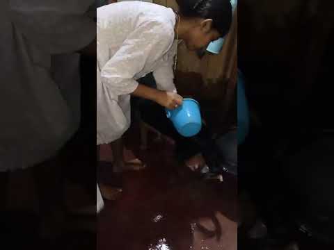 Piyush giving Choti a bath