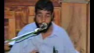 jab jab pyar py phara hva ha A man songing a song kmal ka ha zaroor dakhy