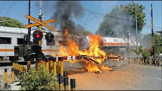 KERETA API TERBAKAR, ANJLOK TERTIMPA POHON  ‼️ KECELAKAAN KERETA API DAN PROSES EVAKUASI  #keretaapi