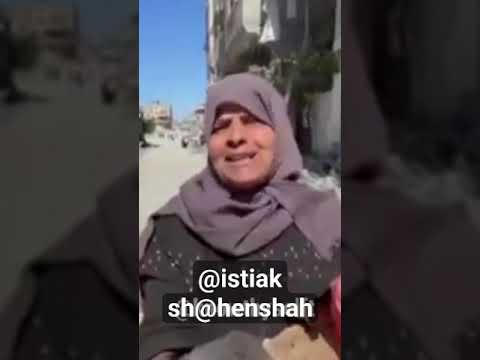 একজন ফিলিস্তিনি মহিলা কয়েকদিন অন হওয়ার পর সাদা রুটি পেয়ে খুশি