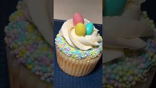 MINI EGG CUPCAKES 🧁 #cakeoftheday #cakedecorating #cakevideo #minieggs #minieggcupcake