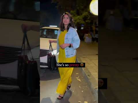 Mrunal Thakur Snapped At Juhu restaurant 😍🔥#MrunalThakur #ViralVideo #Bollywood #Reel #Entertainment