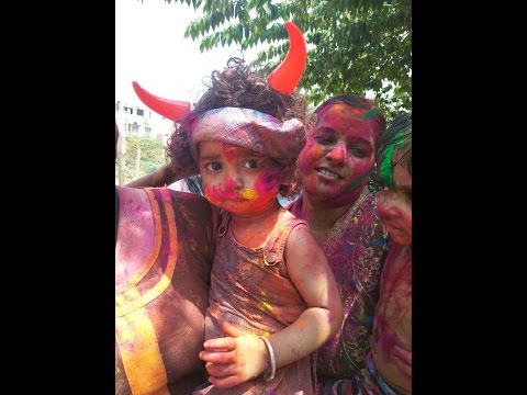 डेढ़ साल की बच्ची ने मनाई जमके होली | One and the half year kid enjoyed Holi festival