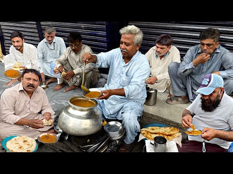 PUNJABI STREET FOOD BREAKFAST | 30 RS NASHTA - 65 YEAR BAHIYA G HALEEM | PAKISTAN FOOD STREET LAHORE