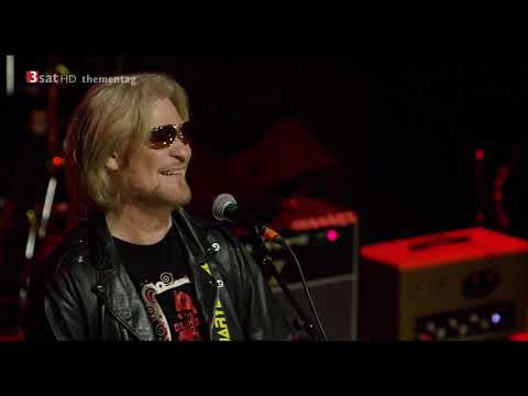Hall & Oates - Maneater (Live in Dublin 2014)