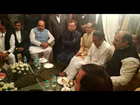 Chutya janta. Neta maje le rahe or janta ko ladwarahe he dekhye.