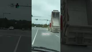 Raised Truck Bed Wrecks Traffic Light😬