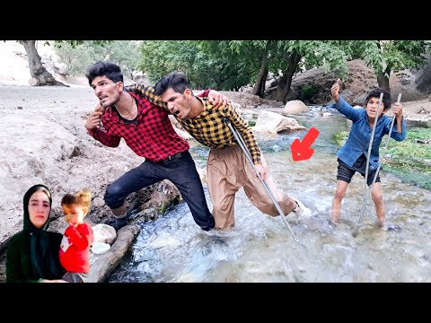 Ramin's attempt to search for Zulfa by the river with a broken leg with the help of Afshin😭