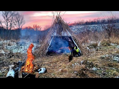 Winter Solo Camping / Camping Winter Survival Shelter, we are building a shelter